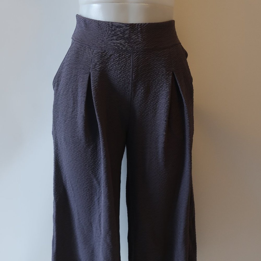 NWT LULULEMON GREY PLEAT CROP PANTS 6 * - Picture 3 of 10
